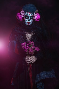 Karanlıktaki Calavera Catrina. Şeker kafa makyajı. Dia de los muertos. Ölüler Günü. Cadılar Bayramı.