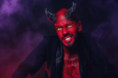 Kötü bir iblis yakın çekim portresi. Korku filmi, kabus. Cadılar Bayramı.