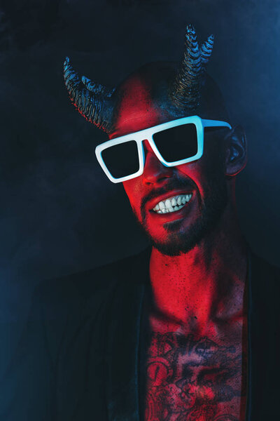 Портрет плохого демона в солнечных очках. Фильм ужасов, кошмар. Хэллоуин.