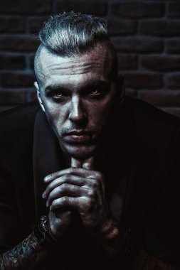 Bir vampir adam yakın çekim portresi. Klasik tarzı. Güzellik, moda.