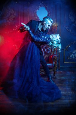 Vampirler güzel birkaç karanlık bir odada olduğunu. Klasik tarzı. Güzellik, moda.