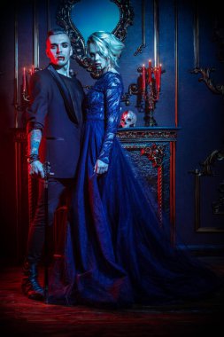 Vampirler güzel birkaç karanlık bir odada olduğunu. Klasik tarzı. Güzellik, moda.