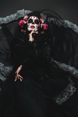 Calavera Catrina bir tahtta oturuyor. Şeker kafatası makyaj. Dia de los muertos. Ölülerin günü. Cadılar Bayramı.