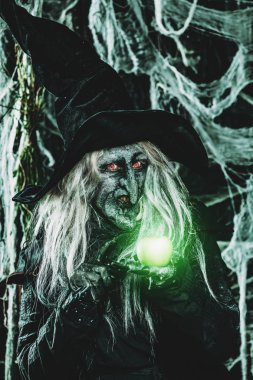 Bir elma tutan bir cadı. Cadılar Bayramı. Korku filmi.