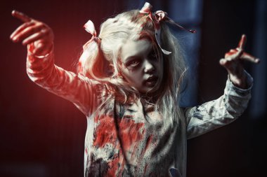 Bir korkunç sarışın zombi kız portresi. Cadılar Bayramı. Korku filmi.