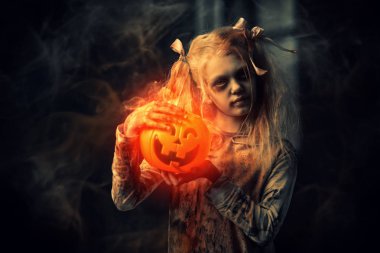 Kabak bir oyuncakla korkunç zombi kız portresi. Cadılar Bayramı. Korku filmi.