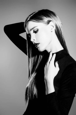 Güzellik cilt ve saç kavramı. Sağlıklı parlak cilt ve saç üzerinde mavi arka plan ile güzel bir genç kadın portresi.