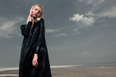 Güzel manken boho tarzı giysiler açık poz. Açık moda.