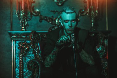 Karanlık bir odada bir vampir adamdır. Cadılar Bayramı. Güzellik, moda, korku.