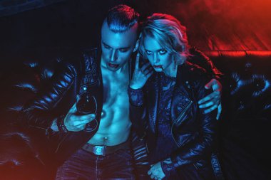 Güzel birkaç vampirler karanlık bir odada. Güzellik, moda.