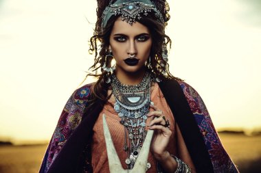 Muhteşem çingene falcı bir kafatası içinde güneşin ışınları ile. 