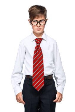 Klasik giyim gözlük ile duygusal öğrenci portresi. Çocukluk, eğitim. Çocuk, eğitim.