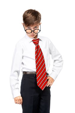 Klasik giyim gözlük ile duygusal öğrenci portresi. Çocukluk, eğitim. Çocuk, eğitim.