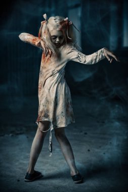 Bir korkunç zombi kız tam uzunlukta portresi. Cadılar Bayramı. Korku filmi.
