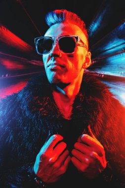 Çılgın disko adam portresi. Parti, disko. Renkli ışık.