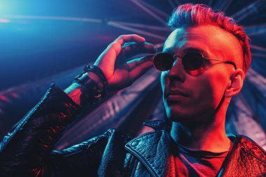 Çılgın disko adam portresi. Parti, disko. Renkli ışık.