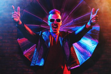Çılgın disko adam portresi. Parti, disko. Renkli ışık.