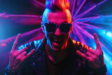 Çılgın disko adam portresi. Parti, disko. Renkli ışık.