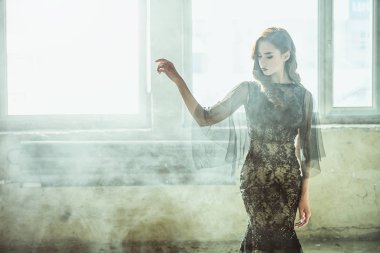 Güzel bir esmer Bayan portresi. Gece elbisesi. Moda, güzellik.