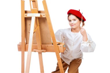 Bir resim boyama olumlu bir kız portresi. Yaratıcılık, sanatçı.