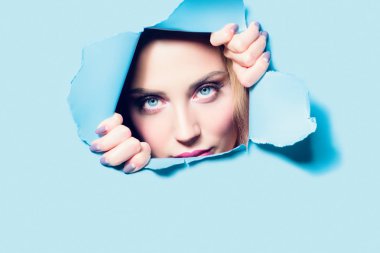 Güzel Bayan arkasından arka planı arıyorum. Güzellik, makyaj. 