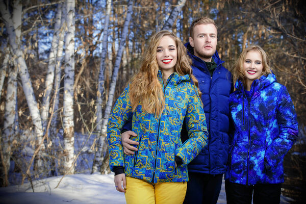 Трое молодых людей гуляют по лесу. Модный снимок. Куртка
.