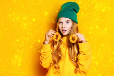 Çiçekler sarı arka plan üzerinde şirin bir kızla portresi. Güzellik, çocuklar ve gençler için moda.