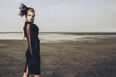 Açık poz siyah giysili güzel bir Gotik kadın portresi. Güzellik, moda.