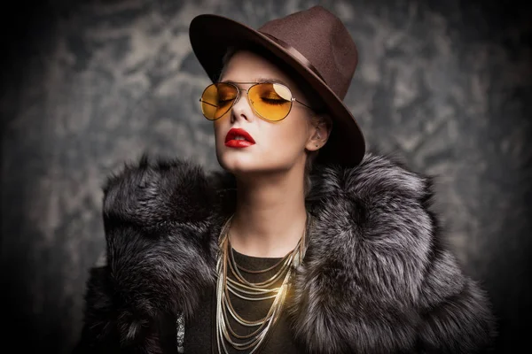 Çok güzel sarışın kadın lüks kürk manto ve şapka poz. Moda, güzellik. Stüdyo vurdu.