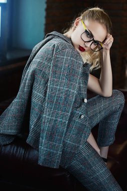 Lüks iç poz şık elbiseli seksi kadın. Güzellik, moda.