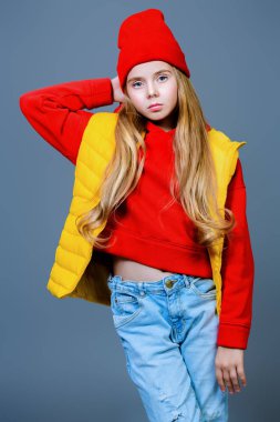 Studio poz parlak rahat kıyafetler içinde garip bir kız. Güzellik, moda çocuklar için.