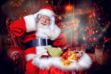 Noel Baba evinde oturan bir portresini Noel için hediye çanta yakınındaki dekore edilmiştir. Mucize zamanı. Noel, yeni yıl.