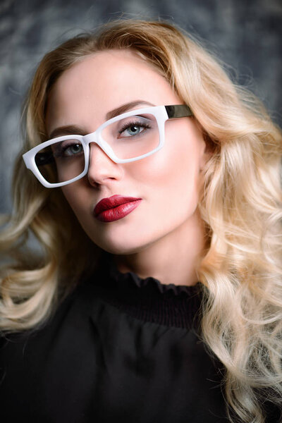 Портрет красоты. Привлекательная молодая женщина в очках с ярким макияжем. Оптический стиль. Косметика и косметика
. 