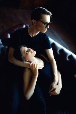 Bir çekici genç aşıklar evde portresi. Güzellik, moda.