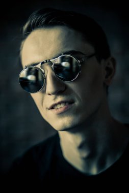 Yakın çekim yakışıklı bir dalgın genç adam bir odada portresi. Erkek güzellik ve sağlık.