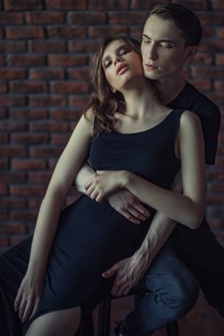 Bir çekici genç aşıklar grunge arka plan üzerinde portresi. Güzellik, moda.