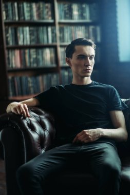 Yakın çekim yakışıklı bir dalgın genç adam bir odada portresi. Erkek güzellik ve sağlık.