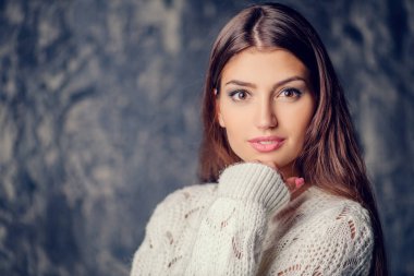 Grunge arka plan üzerinde beyaz bir kazak güzel Bayan Close-up. Doğal saf güzellik. Kalıcı makyaj kavramı.