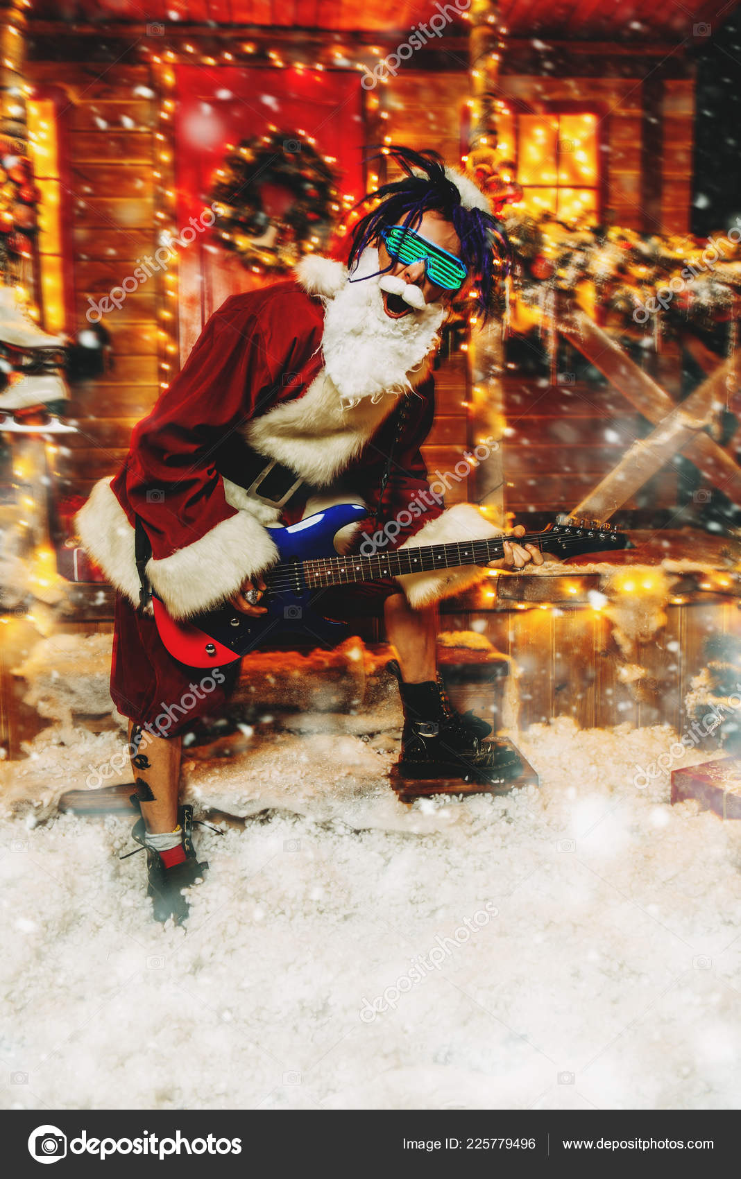 Cooler Rocker Weihnachtsmann Kostum Und Leuchtender Brille Spielt Vor Festlich Stockfoto C Prometeus