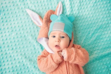 Komik bebek şapka ve bir jumsuit bir tavşan yakın çekim portresi. Aile, ebeveynlik. Mal yeni doğan.