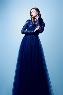 Güzel esmer bir bayanın uzun bir portresi. Gece elbisesi. Moda, güzellik.