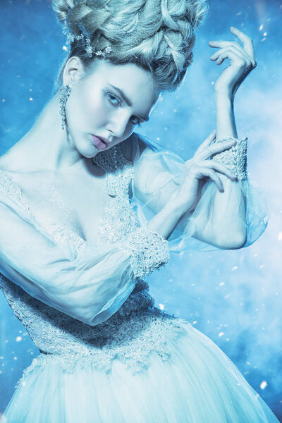 Крупный план портрета холодной красивой женщины, позирующей в студии на заднем плане с блёстками. Красота, косметика, прическа
.