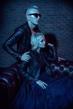 Güzel birkaç vampirler karanlık bir odada. Güzellik, moda.