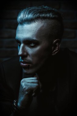Bir vampir adam yakın çekim portresi. Klasik tarzı. Güzellik, moda.