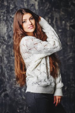 Grunge arka plan üzerinde beyaz bir kazak güzel Bayan portresi. Doğal saf güzellik. Kalıcı makyaj kavramı.