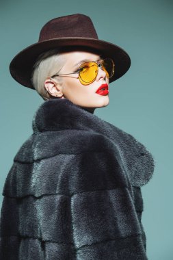 Çok güzel sarışın kadın lüks kürk manto ve şapka poz. Moda, güzellik. Stüdyo vurdu.