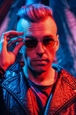 Çılgın disko adam portresi. Parti, disko. Renkli ışık.