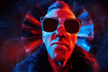 Çılgın disko adam portresi. Parti, disko. Renkli ışık.