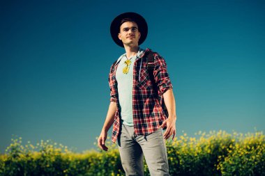 Bir gezgin alanında portresi. Doğa, özgürlük. Etkin erkekler için moda.