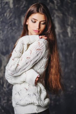 Grunge arka plan üzerinde beyaz bir kazak güzel Bayan portresi. Doğal saf güzellik. Kalıcı makyaj kavramı.